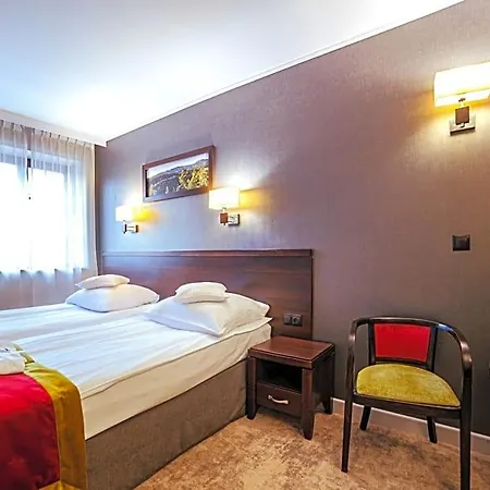 Krysztal Conference & فندق 4*